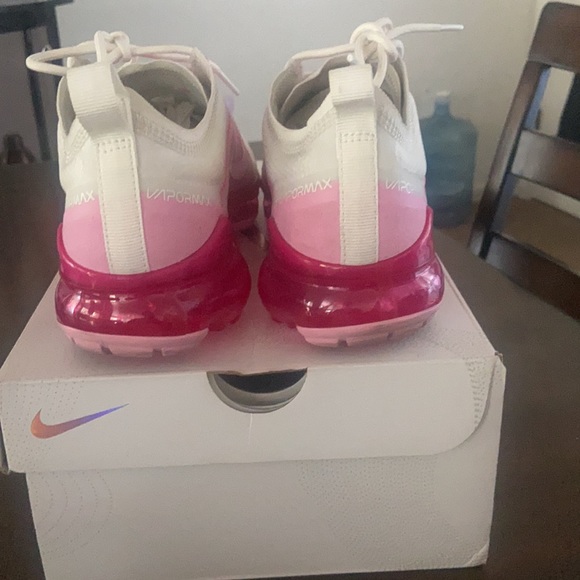 Vapormax shoes slightly worn in good condition. - Picture 4 of 4